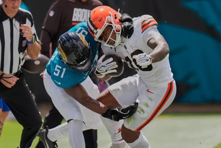 Lawrence throws 4 TD passes as the Jaguars rout the Browns